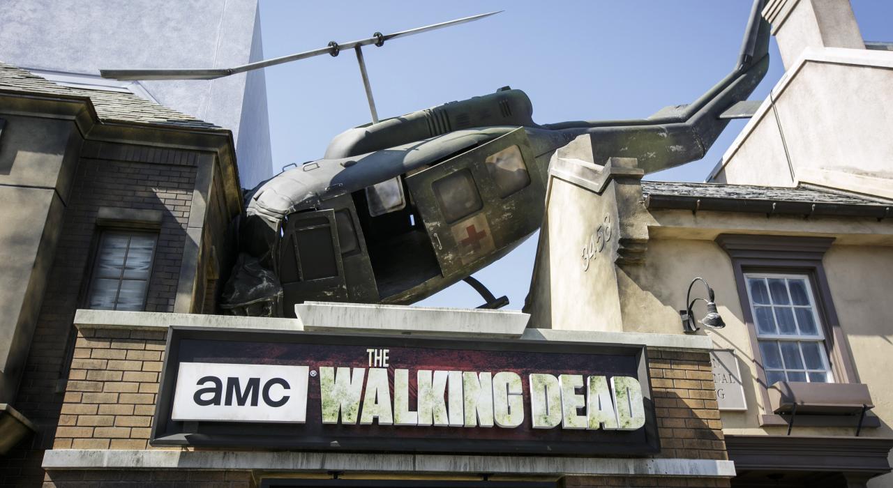 僵尸在加利福尼亚州好莱坞环球影城的行尸走肉鬼屋等待与游客偶遇