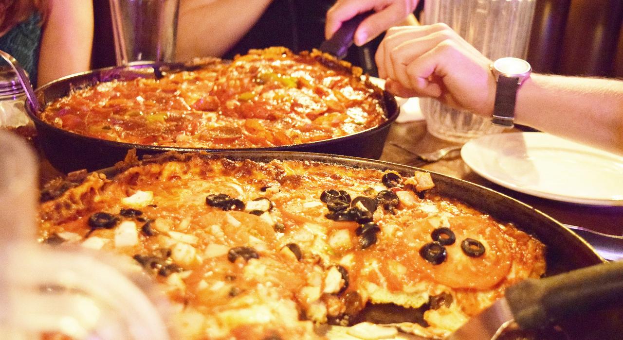 享用芝加哥富有盛名的深盘比萨