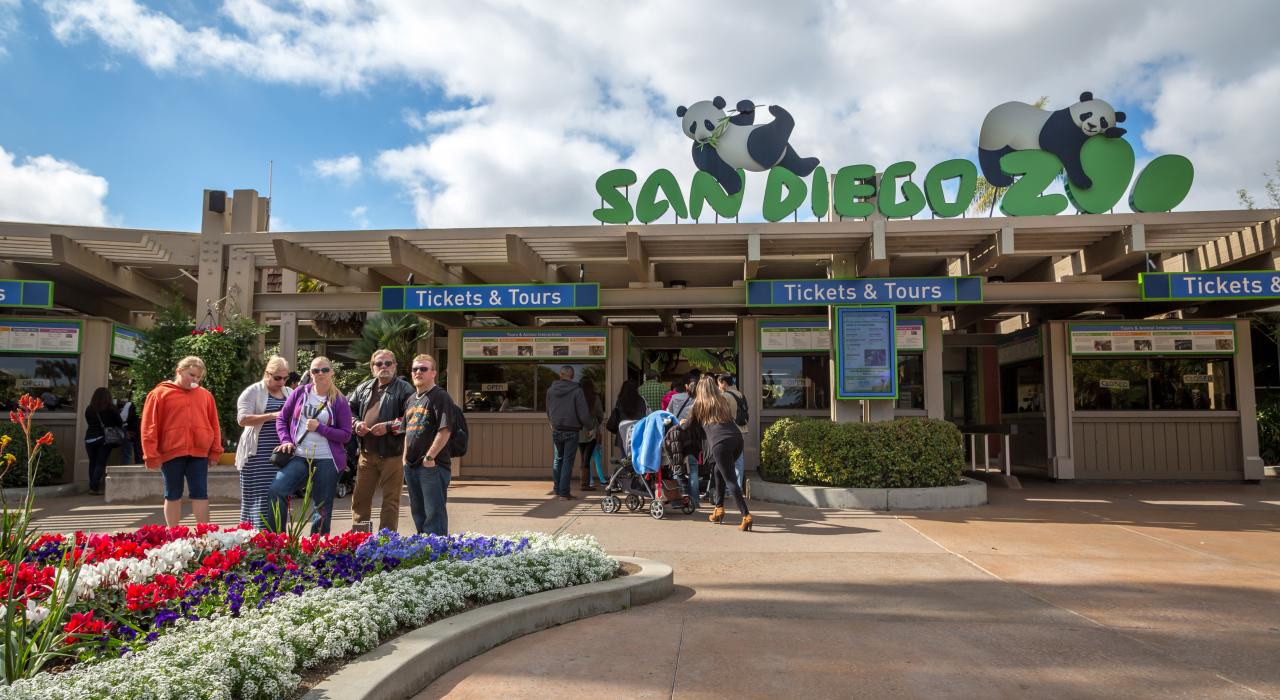 ﻿The main entrance of the San Diego Zoo, voted the number one zoo in the world by TripAdvisor 被TripAdvisor评为世界第一的动物园--圣地亚哥动物园的入口