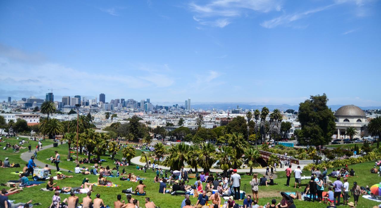 在公园享受如画一般的风景