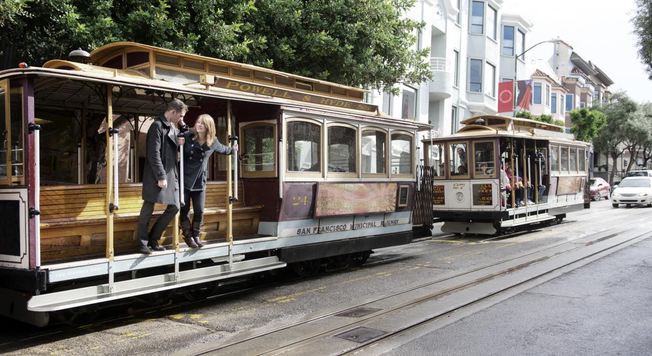 一对情侣在旧金山乘坐电车