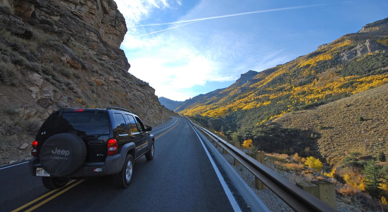 一辆车正从艾尔科驶向拉莫伊尔大峡谷