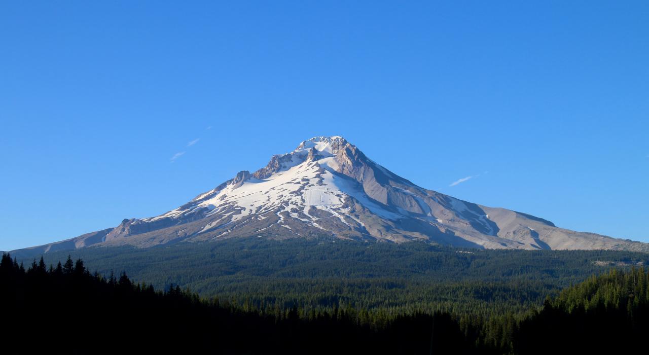 被雪覆盖的胡特山正适合滑雪