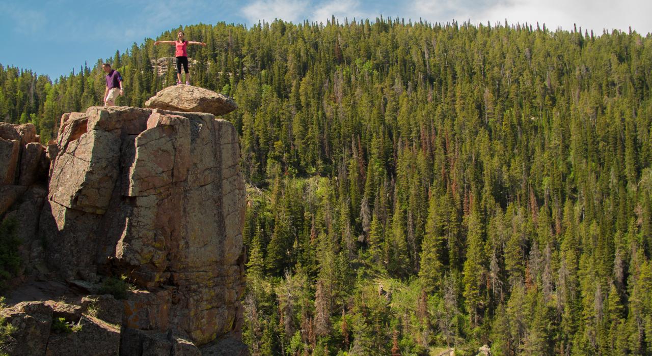 站在布莱德之路上的岩石上