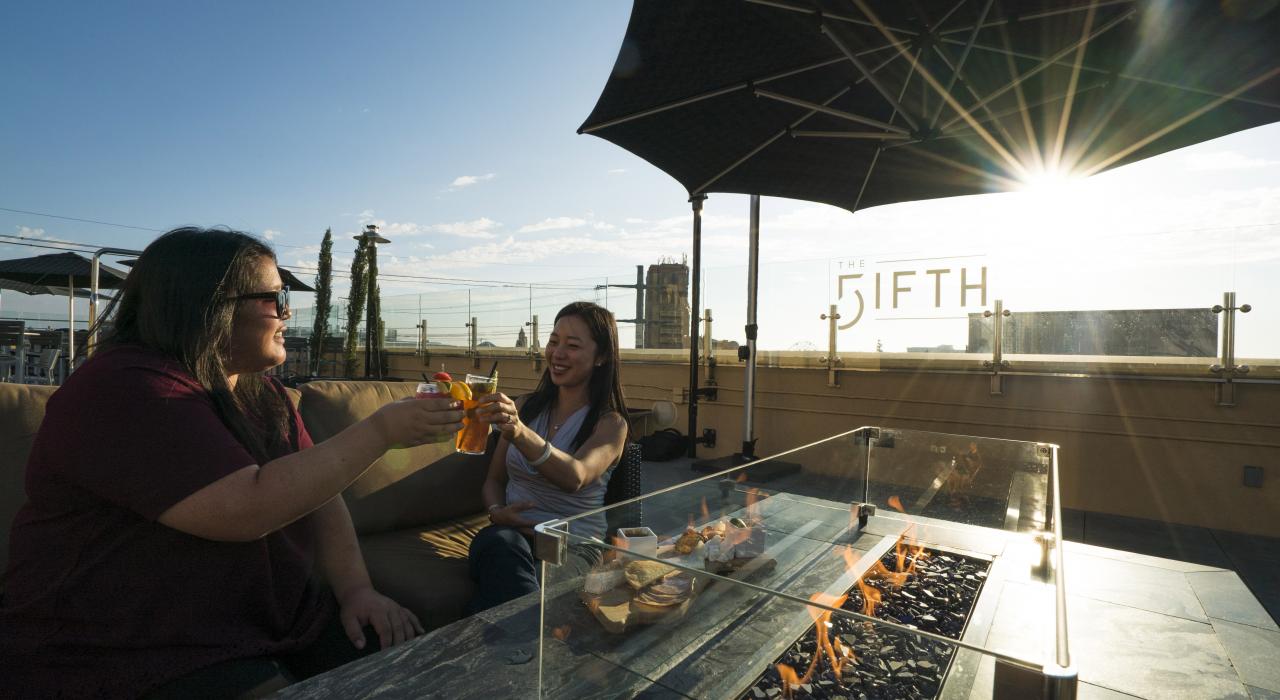 在加州阿纳海姆市的第五餐厅酒吧里，我正在和朋友坐在火坑旁闲聊