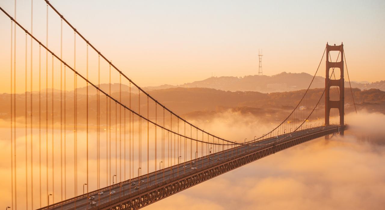 金门大桥笼罩在翻滚的云雾中