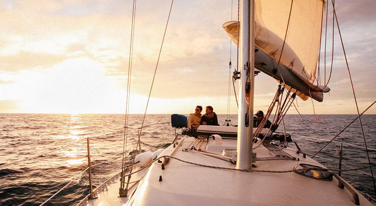 Chardonnay Sailing Charters 的船只沉浸在浪漫的落日余晖中