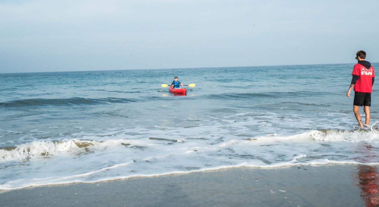 我在拉霍亚海岸皮划艇探索著名的七海窟