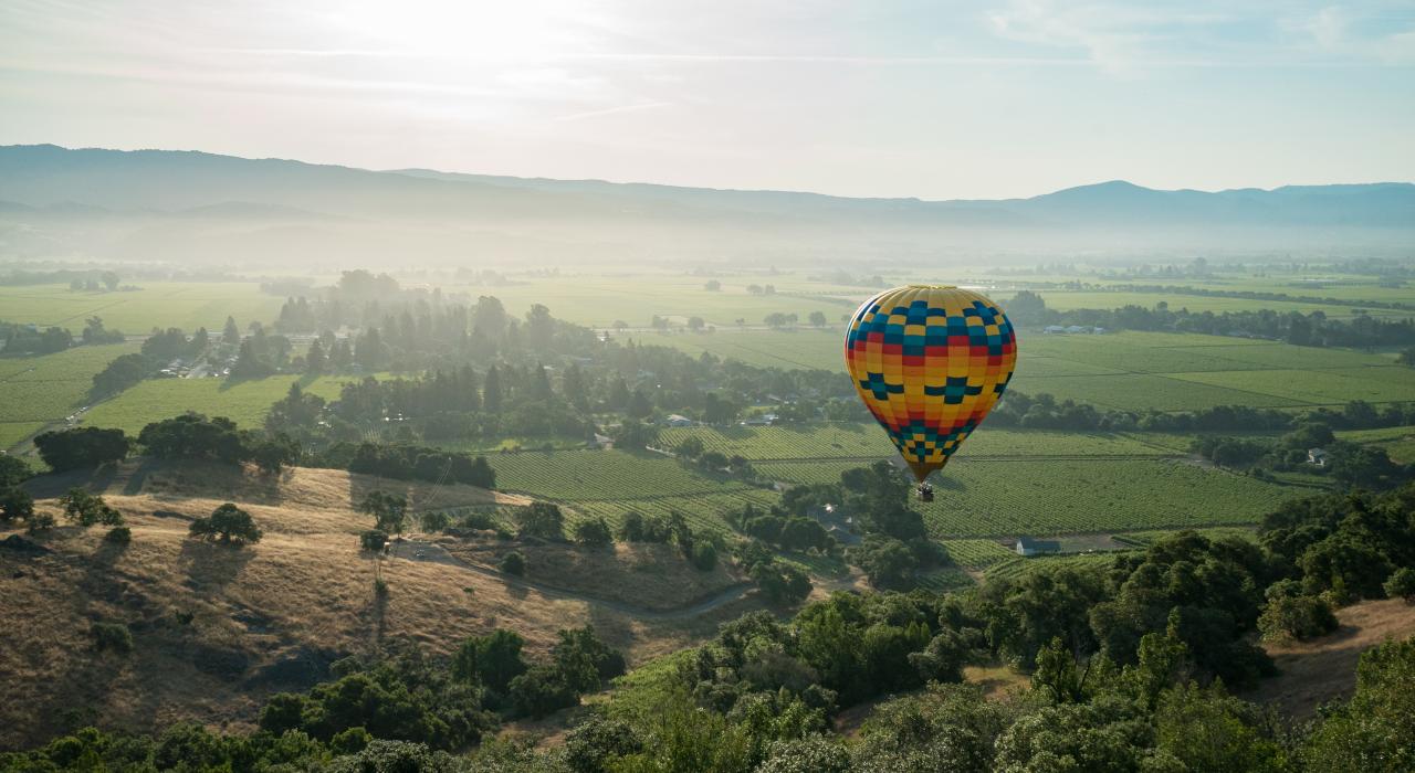 热气球飞过纳帕谷的上方