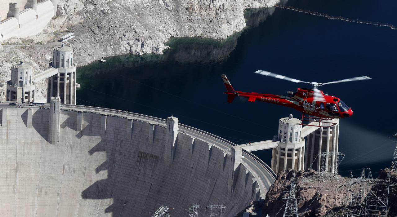 一架Papillon直升机飞过Hoover Dam上空