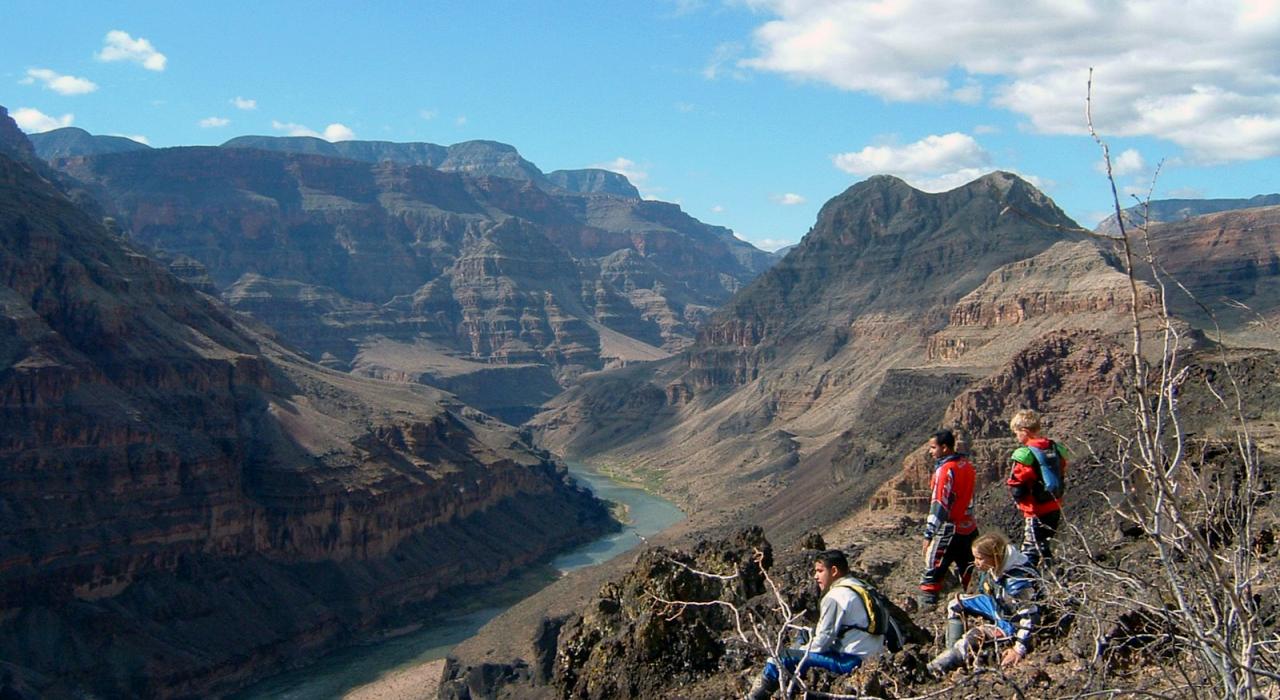 在大峡谷一隅欣赏峡谷美景