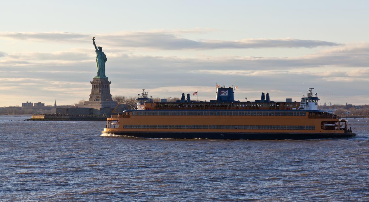 史坦顿岛游船从自由女神像旁边驶过