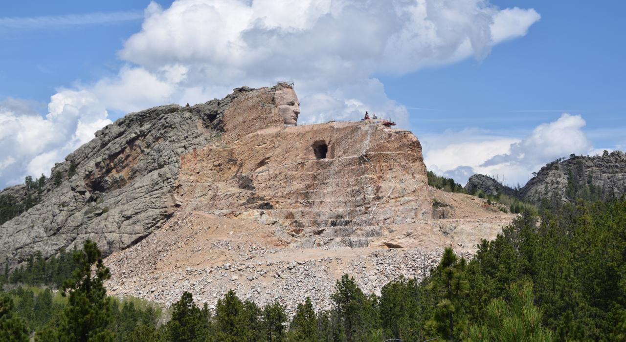 疯马纪念雕像，持续开凿中的山体雕塑