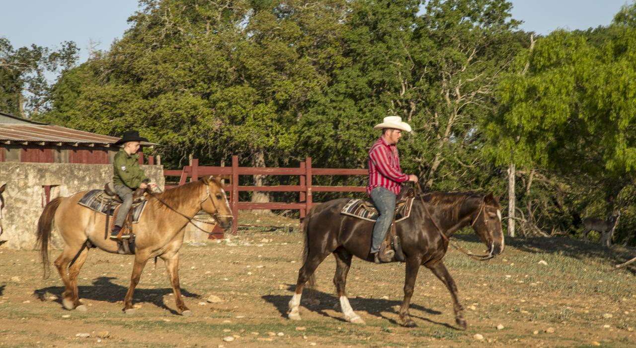 牛仔们在日落时分骑着马