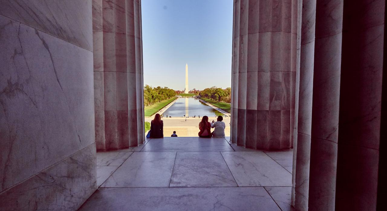 从华盛顿纪念堂的台阶上眺望纪念碑