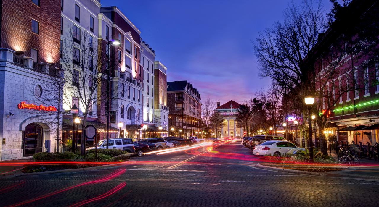 傍晚的圣彼得堡海滩大道