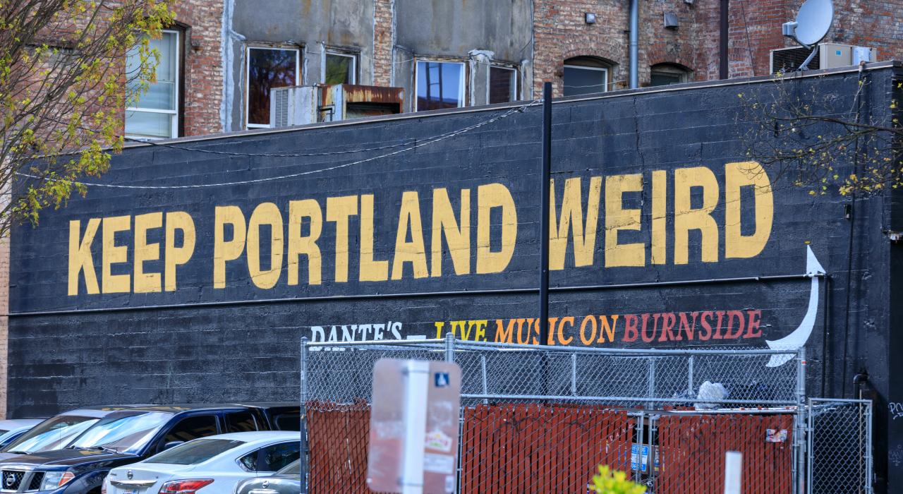 “保持波特兰的怪”这幅壁画在Dante’s的侧墙上