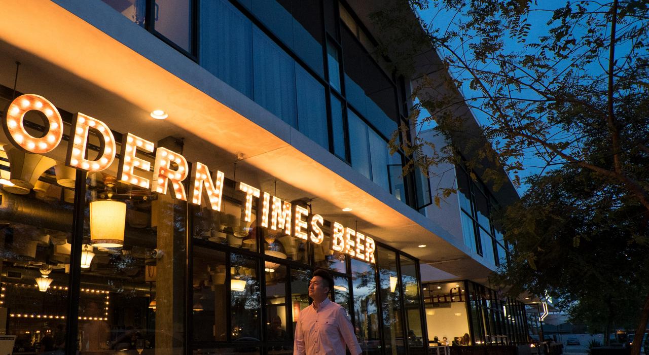 在位于北园街区的 Modern Times Beer 酿酒厂品尝室闲逛。