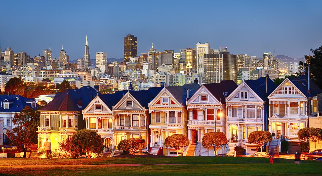 暮色下的彩绘女士