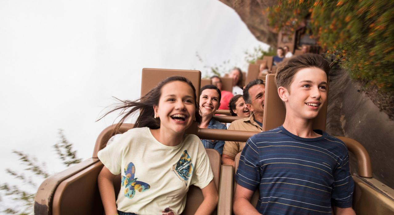 在华特迪士尼神奇王国大雷山过山车上感受风的速度