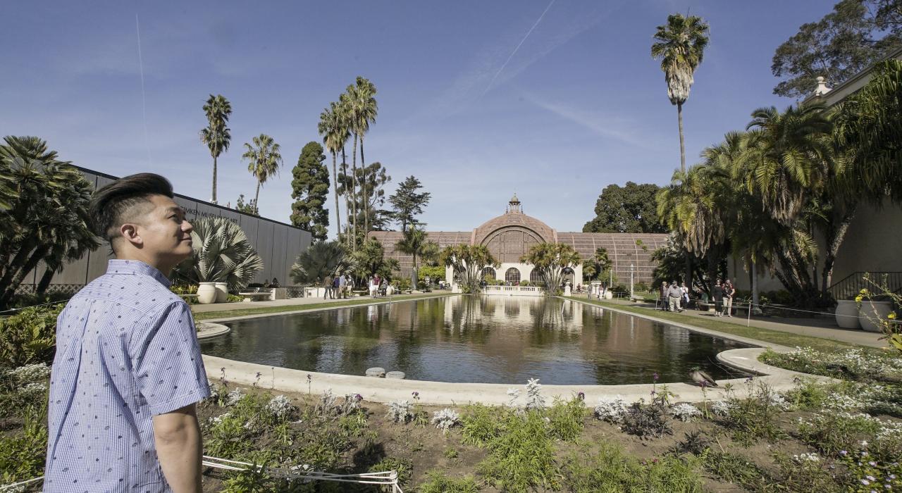 我走在有着众多美丽的历史建筑的巴博亚公园