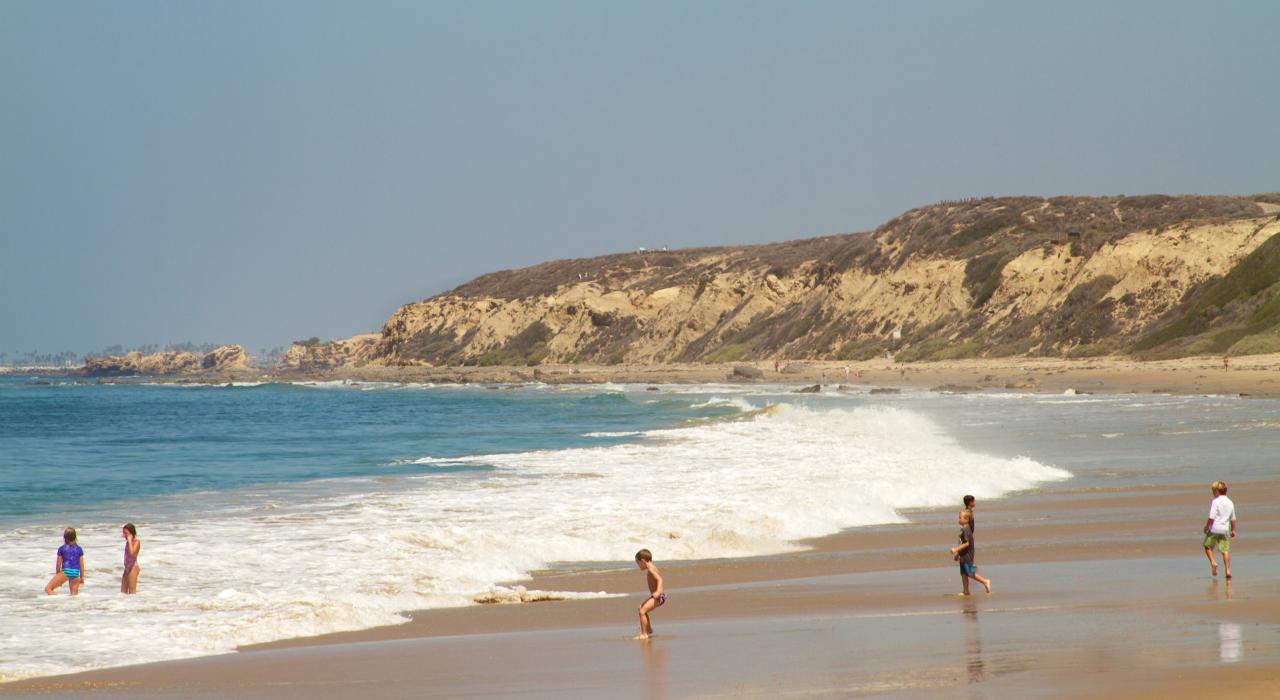 家庭在纽波特海滩出游