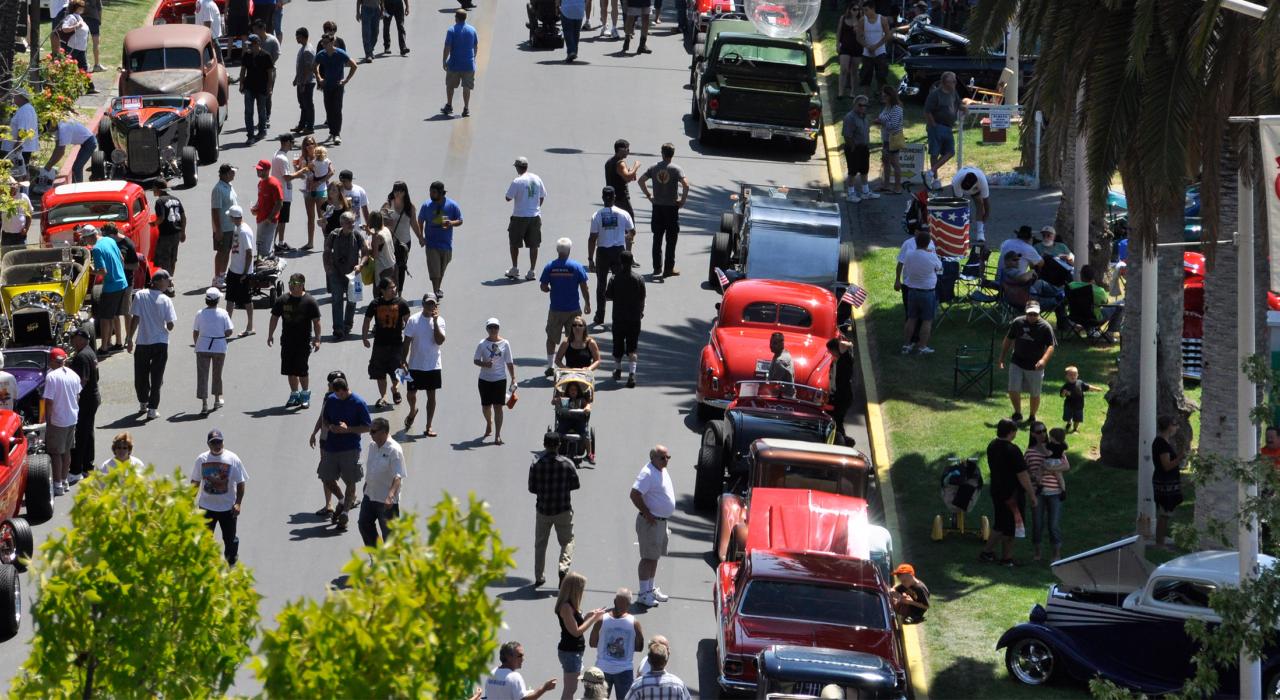 鸟瞰该地区迷人小镇之一举办的古董车展