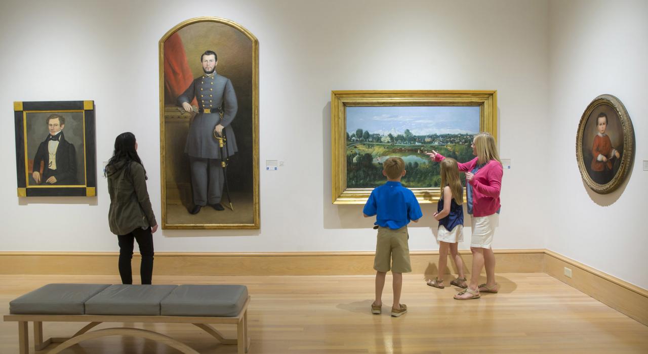 欣赏蒙哥马利美术馆内的各色艺术品