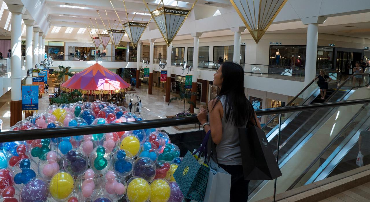 我正在加州阿纳海姆的南海岸广场享受购物的乐趣