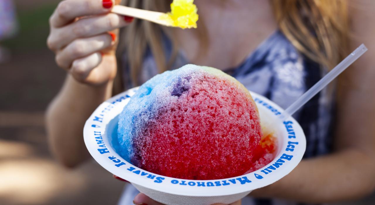 走进欧胡岛北岸的哈雷瓦小镇，品尝著名的 Matsumoto Shave Ice 刨冰