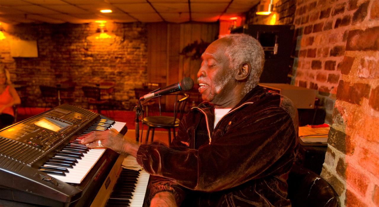 爵士和蓝调演出热门景点 Sous La Terre 的现场音乐表演