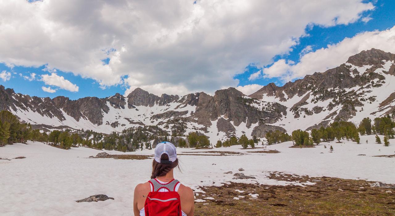 在蜂窝盆地徒步旅行,欣赏四周环绕的白雪皑皑的山峰 在蜂窝盆地徒步旅行,欣赏四周环绕的白雪皑皑的山峰