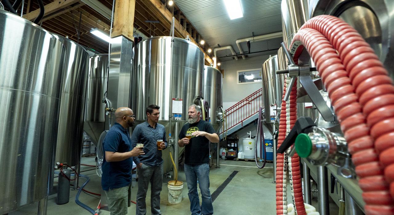在俄勒冈州贝克城的 Barley Brown's Beer 啤酒厂开始一段幕后探索之旅