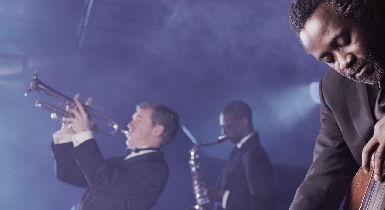伊利诺伊州芝加哥 Green Mill Jazz Club 爵士俱乐部异常精彩的夜间爵士乐表演 伊利诺伊州芝加哥 Green Mill Jazz Club 爵士俱乐部异常精彩的夜间爵士乐表演