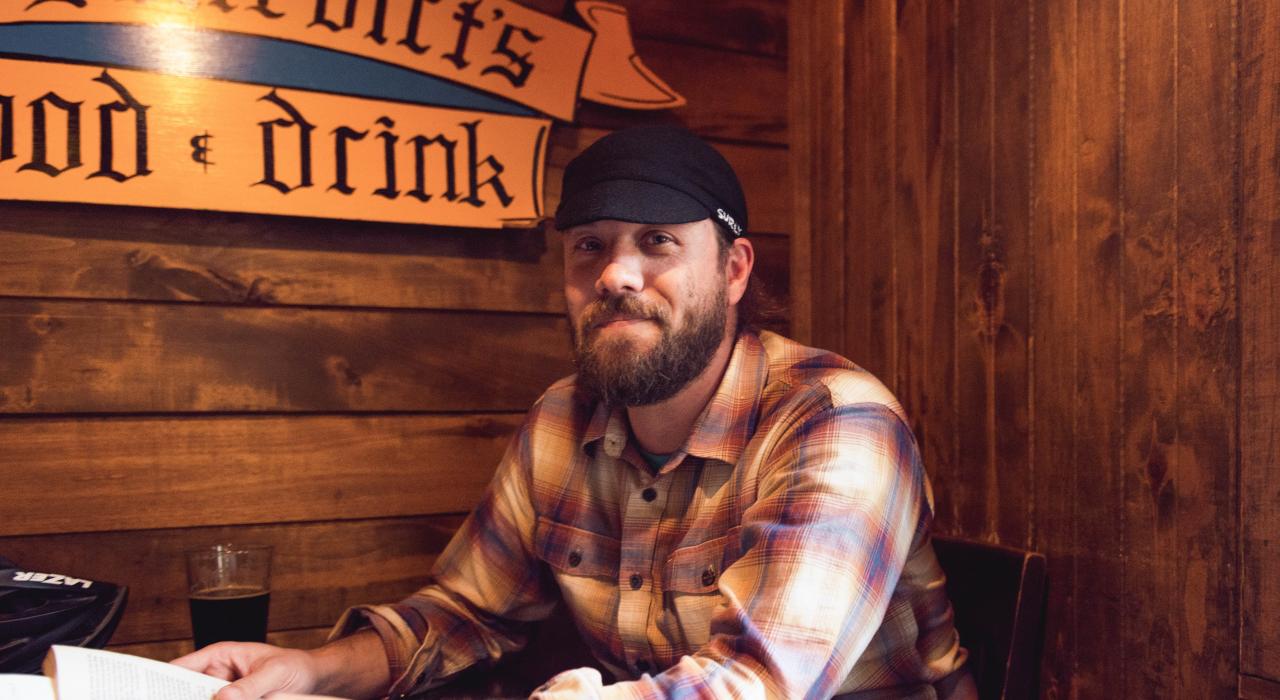 Sir Benedict's Tavern on the Lake 酒吧的德卢斯人