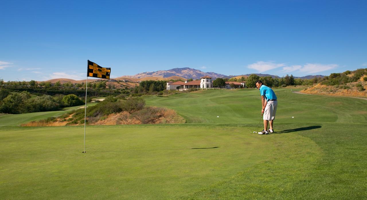 在Bridges高尔夫俱乐部打高尔夫