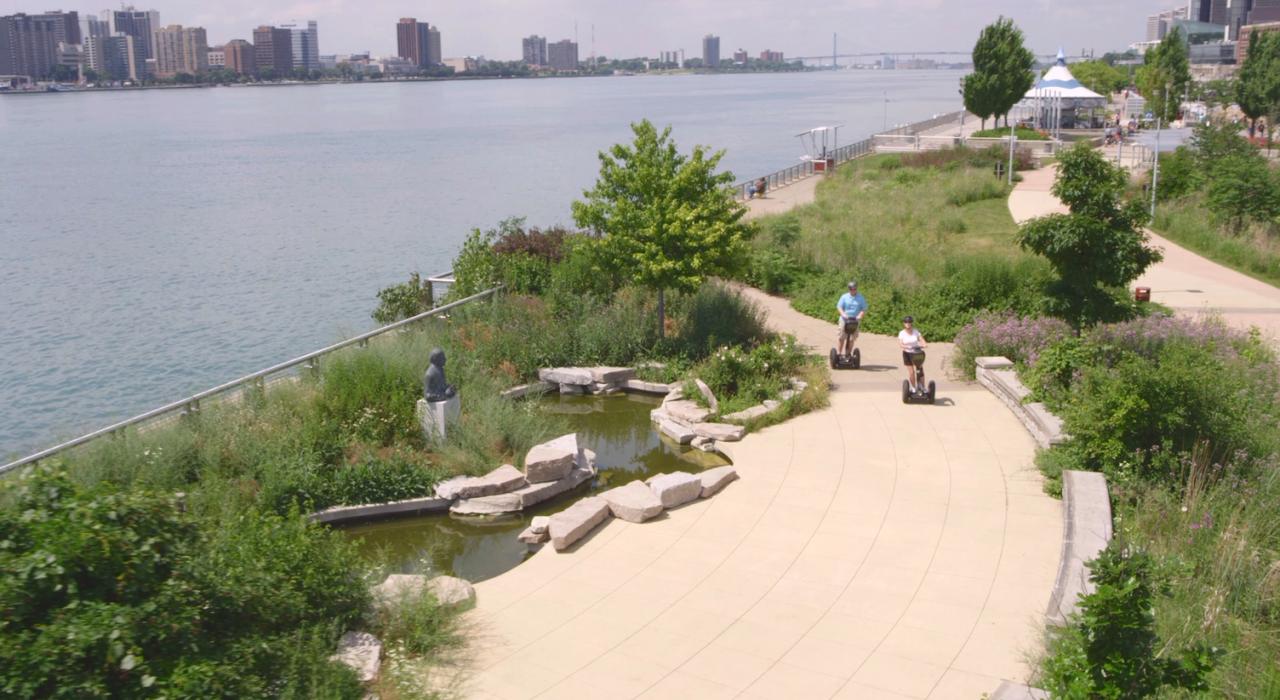 底特律河畔的濱海步道Detroit Riverfront walk