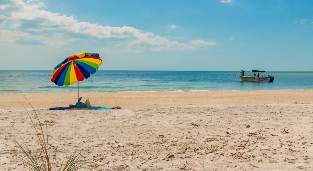 在情人岛州立公园的沙滩上享受隐秘幽静的时光