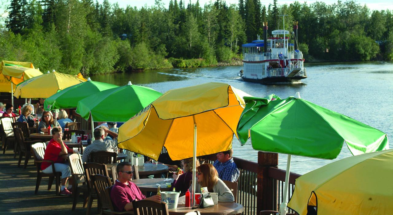 在阿拉斯加州费尔班克斯的 Pike’s Waterfront Lodge 旅馆享用美食，欣赏切纳河的怡人美景