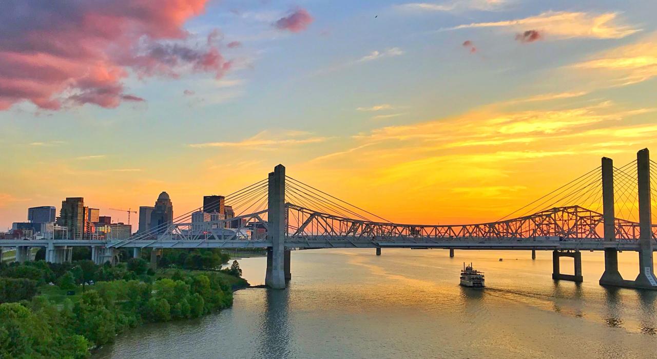 市区旁边俄亥俄河上的夕照美景