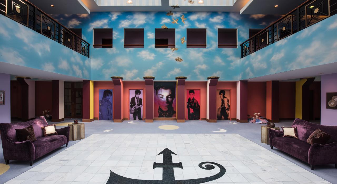 在明尼苏达州的派斯利公园 (Paisley Park) 内,参观普林斯的住宅和创作中心 在明尼苏达州的派斯利公园 (Paisley Park) 内,参观普林斯的住宅和创作中心