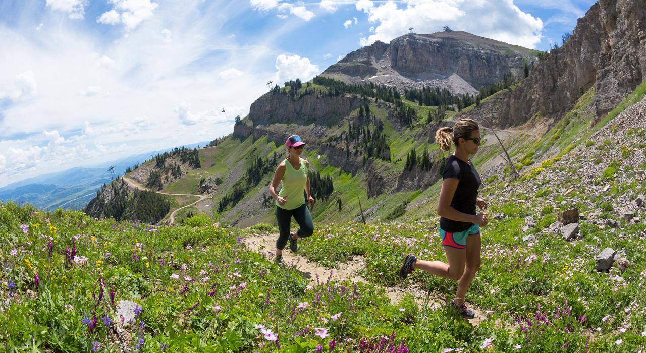 怀俄明州杰克逊霍尔高山度假村附近的夏季高山赛跑活动