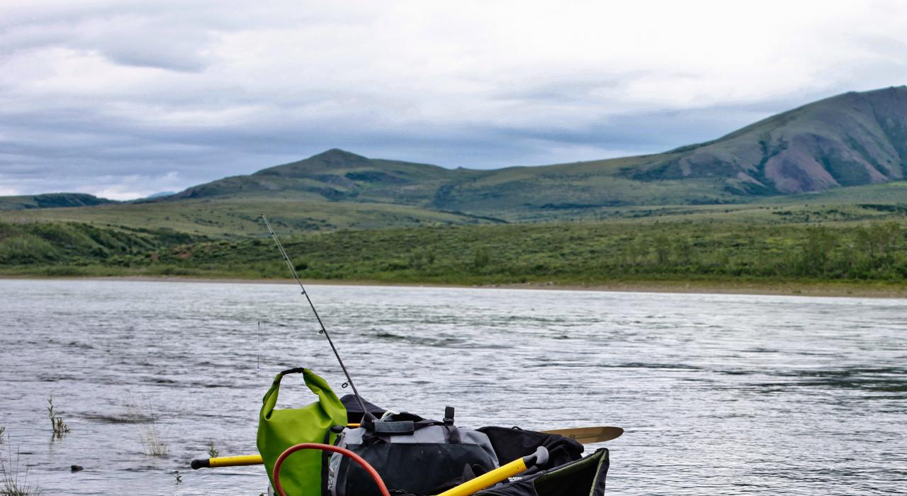 做好准备，在北极之门国家公园和保护区的诺阿塔克河上跟随导游享受多日独木舟之旅
