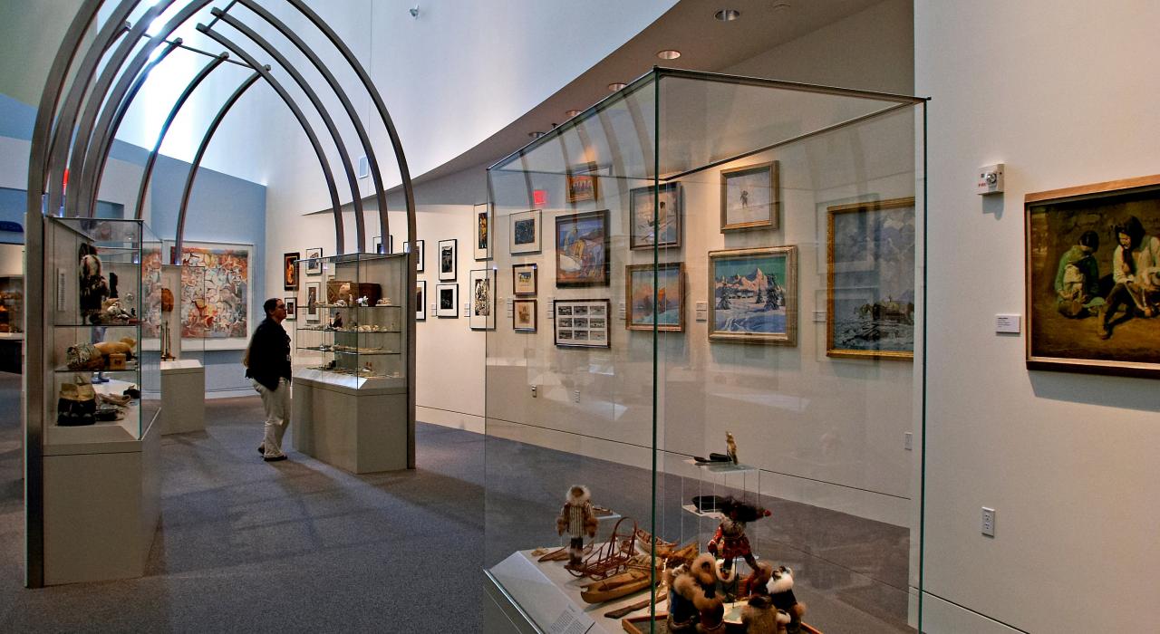 在费尔班克斯北阿拉斯加大学博物馆浏览各种珍贵的展品