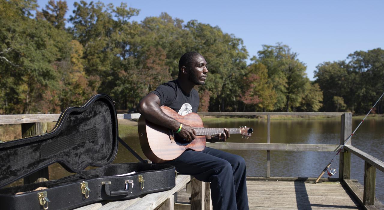 Cedric Burnside 钓鱼间隙在密西西比州杰克逊弹奏吉他