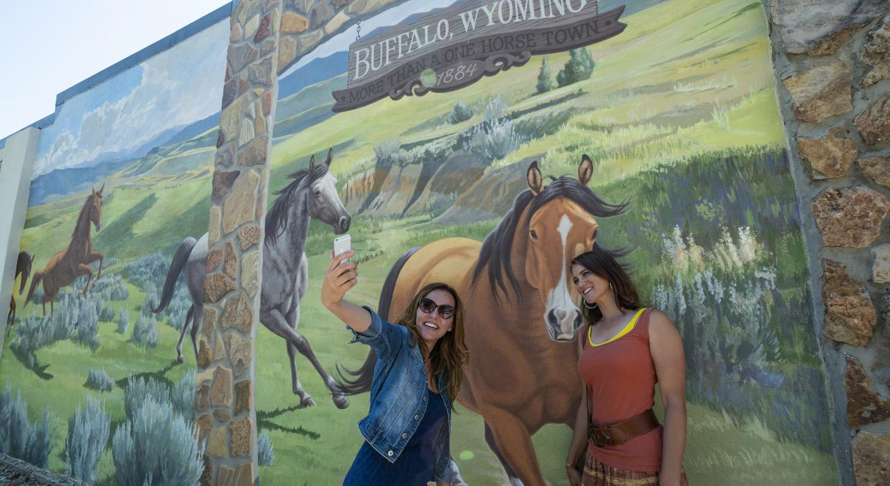 在怀俄明州布法罗市中心，在一幅以骏马为主题的壁画旁来张自拍