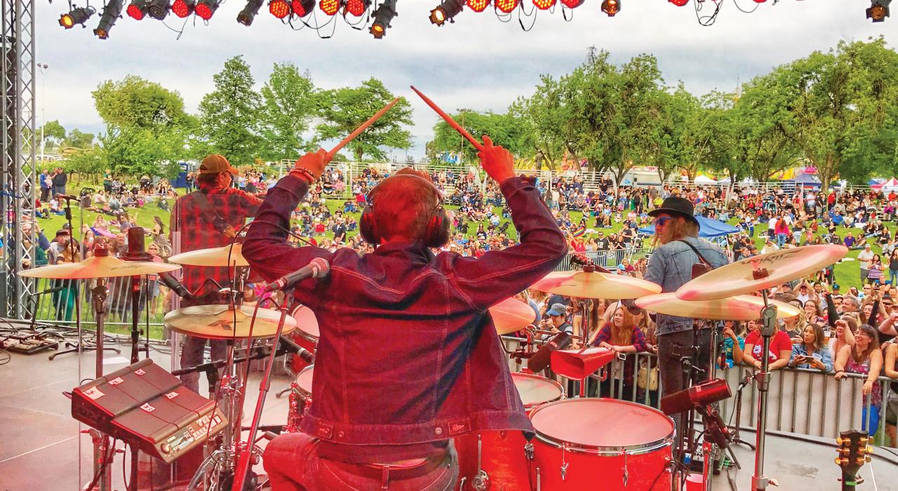 圣华金芦笋节上一场震撼人心的演出 圣华金芦笋节上一场震撼人心的演出