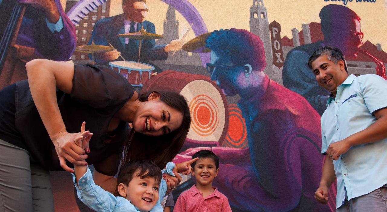 站在为弘扬城市音乐和文化而绘制的壁画前拍照留念 站在为弘扬城市音乐和文化而绘制的壁画前拍照留念