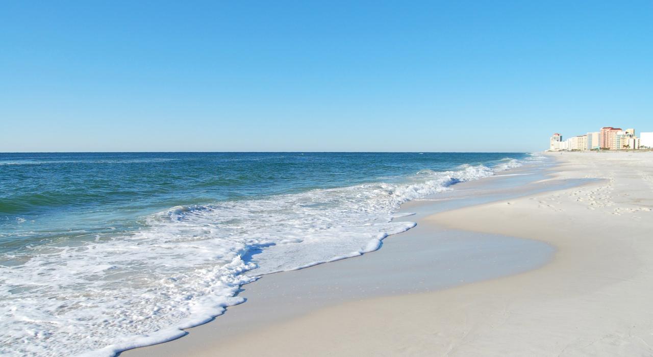 海浪滚滚而来,拍打着宽广的白沙海滩 海浪滚滚而来,拍打着宽广的白沙海滩