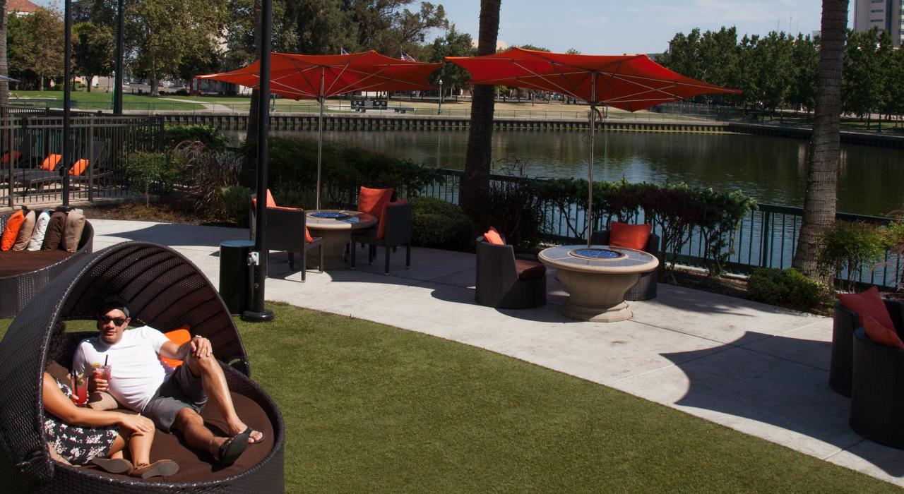 在城市水滨区放松休憩 在城市水滨区放松休憩